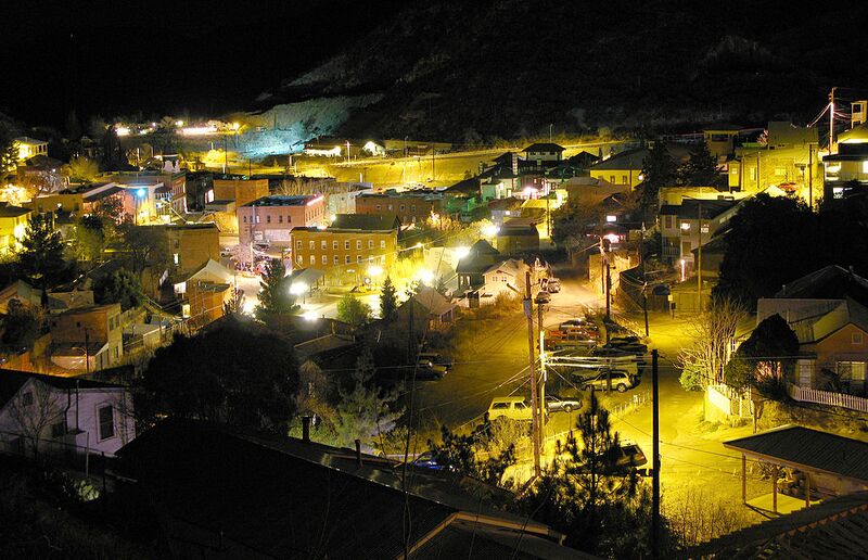 File:Bisbee, Arizona at night (2235999775).jpg