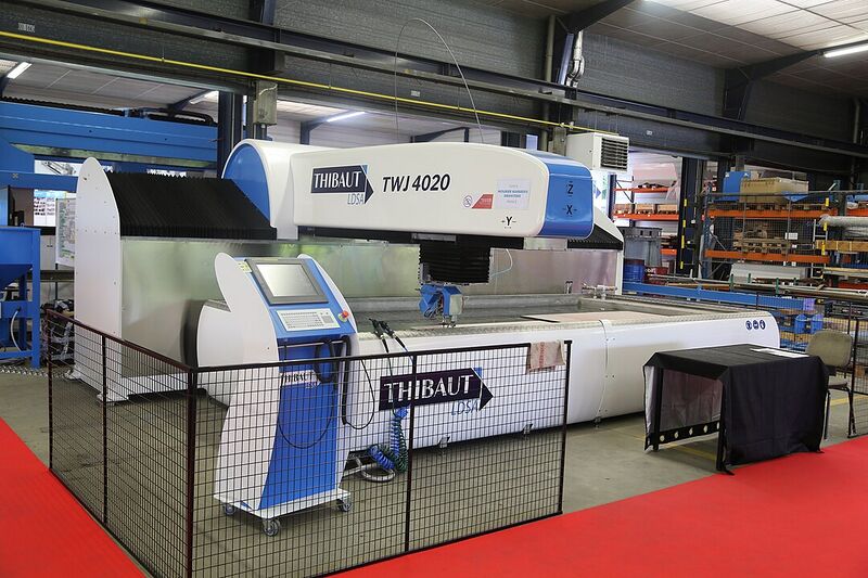 File:Waterjet cutting machine.jpg