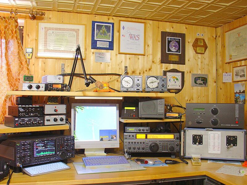 File:Amateurfunkstation.jpg