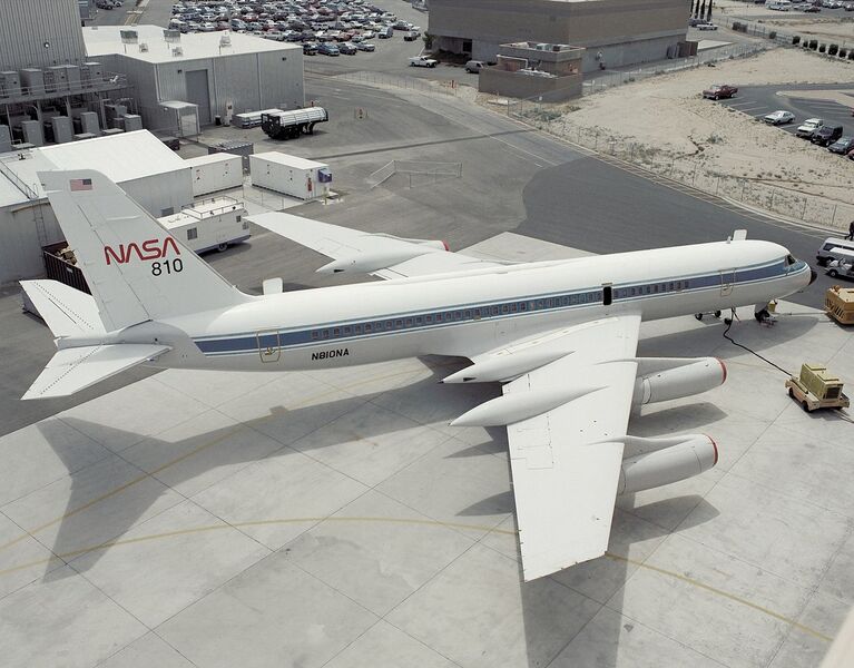 File:Convair 990 on ramp EC92-05275-30.jpg