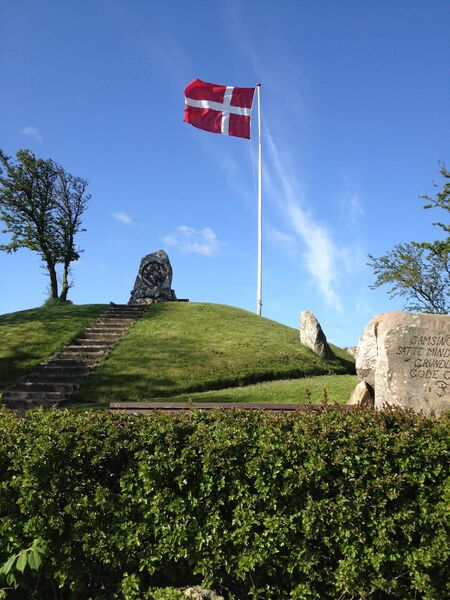 File:Dannebrog isamsø.jpg