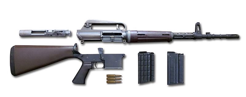 File:AR10 Armalite vue démontée noBG.jpg